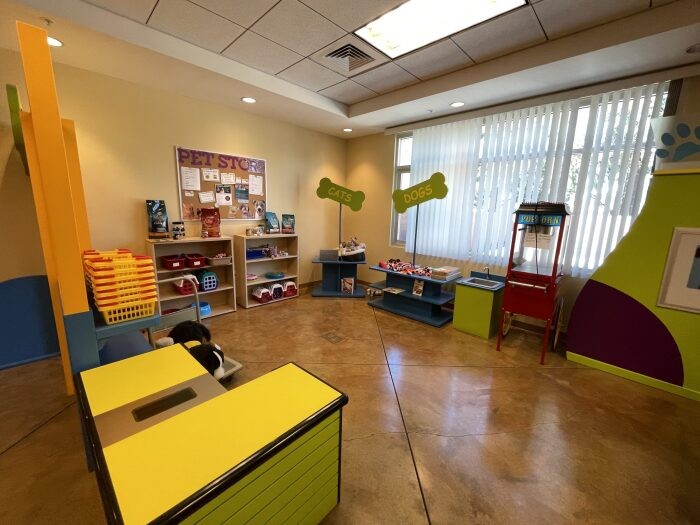 犬や猫を飼い始めるときに何が必要なのかを学ぶための小道具がそろっている部屋。ARFは啓発活動にも力を入れている