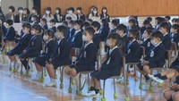 新1年生が元気よく登校! 岡山市の小学校で入学式
