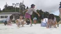山上で真夏の雪遊び 噴き出す人工雪に子どもたちは大はしゃぎ 香川・雲辺寺山頂公園