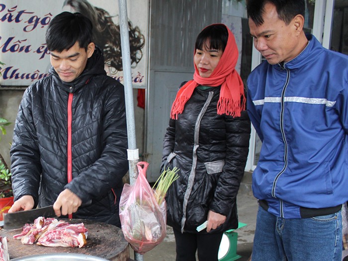 犬肉を買いに来た市民(ハノイ郊外ハタイ、鈴木暁子撮影)