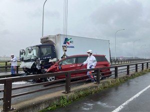 トラックと乗用車が正面衝突 高齢の女性が心肺停止の状態で搬送 宮城・利府町