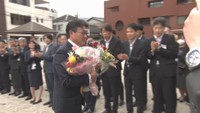 高梁市の石田芳生新市長が初登庁「市民目線で財政見直す」 岡山