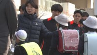 大学生と警察らが小学校で見守り活動 新1年生に安全な登校を 岡山