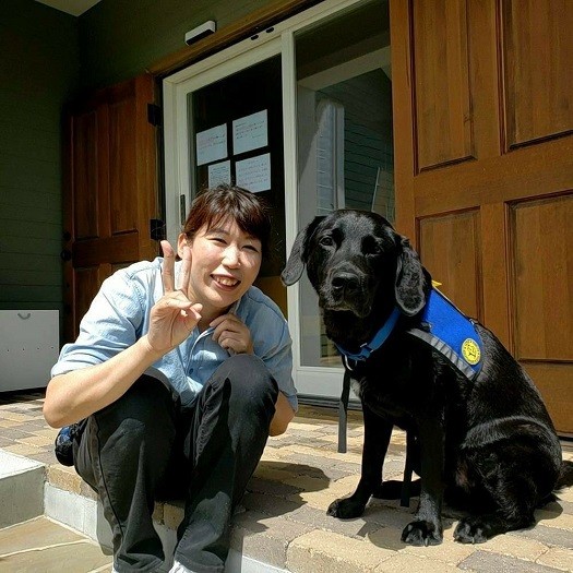 付添犬としても活躍するハチ。ハンドラーであり飼い主さんである病院の看護師の向野さんと