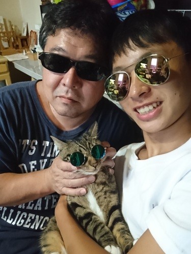 夏、パパと諒大君とグラサン三人衆。「クールに決まってるかニャ」(慎也さん提供)