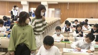 小学生が地域にある大学を訪問 絵を描くことに挑戦 校外学習の一環で 高松市