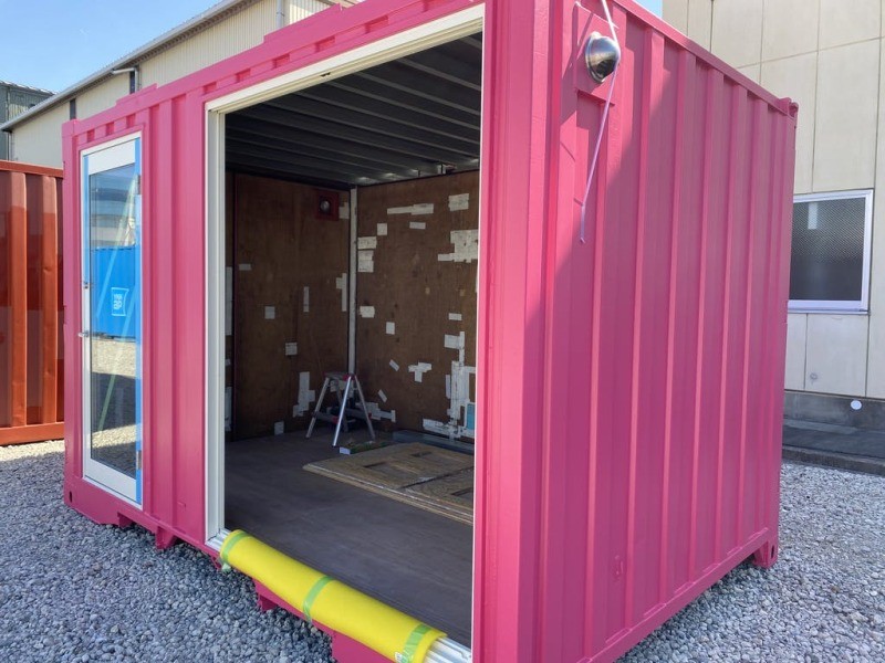 ピンクになったコンテナ。猫に心地いいだけでなく「立ち寄ってのぞきたくなる場所に」と、内外装にもこだわる