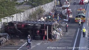 宮城・大崎市の東北道で大型トラックなど4台絡む事故 男性2人けが