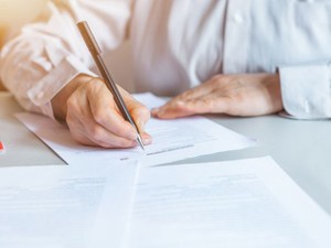 相続放棄の必要書類 子、兄弟、孫など続柄別に解説 入手・提出方法も紹介【一覧表付き】