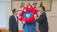 大阪・関西万博 公式キャラ「ミャクミャク」が香川県知事を訪問 積極的な参加を呼び掛け