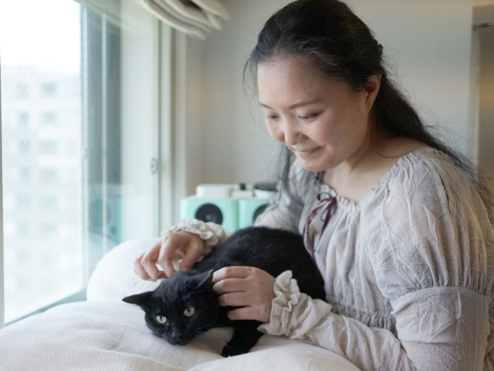 日当たりのいい窓辺でふれあう、西尾さんとくーたん