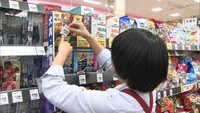 運賃値上がりを前に定期券を 店では値札の差し替え作業を前倒し 岡山でも増税へ向け準備着々