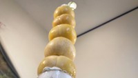高さ約50cm!岡山県産の桃を使った贅沢パフェ クリームやアイスもたっぷり