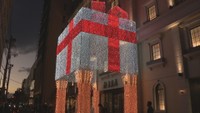 一足早いクリスマスを 岡山市の中心部に巨大なプレゼントボックスのイルミネーション