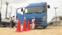 内輪差や死角を確認 小学校でトラックを使った特別授業 4tトラックを引っ張る体験も 高松市