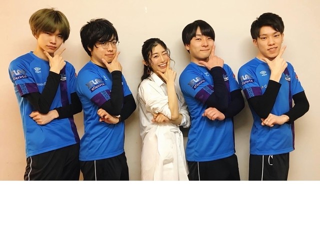 「モンスト プロツアー 2019-2020」を制したアラブルズのメンバーと(名越涼さん提供)