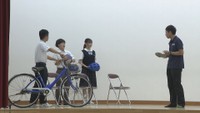 高校生に寸劇でヘルメットの重要性を伝える 21日から秋の全国交通安全運動 香川