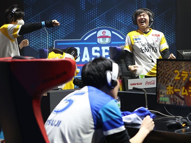 「SMBC e日本シリーズ」の優勝決定戦で点を取り、ガッツポーズするソフトバンクの代表選手ら=藤原伸雄撮影