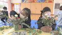 園児がフラワーアレンジメントに挑戦! 香川県オリジナル品種の花を学ぶ