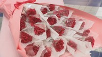 5月14日は母の日 献血者にカーネーションをプレゼント 岡山市