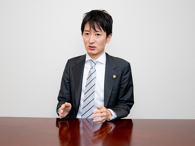 永岡法律事務所差し替え会議中2