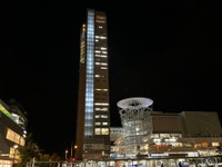 シンボルタワーを「シルバー」にライトアップ 世界メンタルヘルスデーに合わせ 香川・高松市