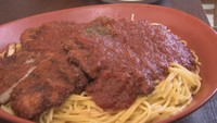 15分以内に完食で無料!チキンカツがジューシーなモンスターサイズのミートソースパスタ 岡山【ほっとマルシェ】