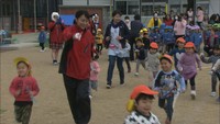 元五輪ランナーが被災地に 聖火ならぬ「製菓」リレーで笑顔いっぱい 倉敷市真備町