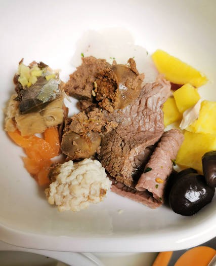 お皿に取り分けたおせち