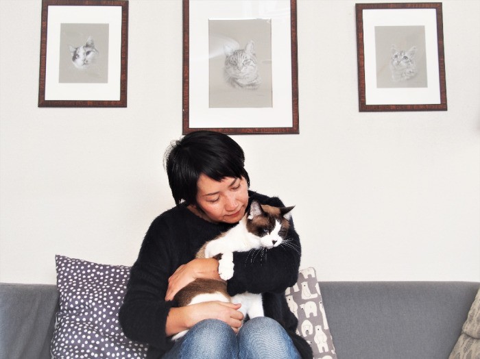 後ろの鉛筆画は、展子さんの兄香川かづあき氏の作品