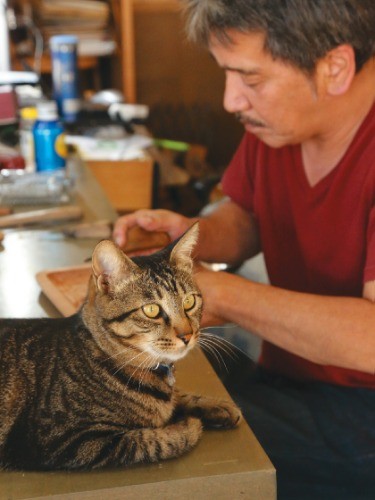 イタを彫る貝澤さんに寄り添うトラスケ