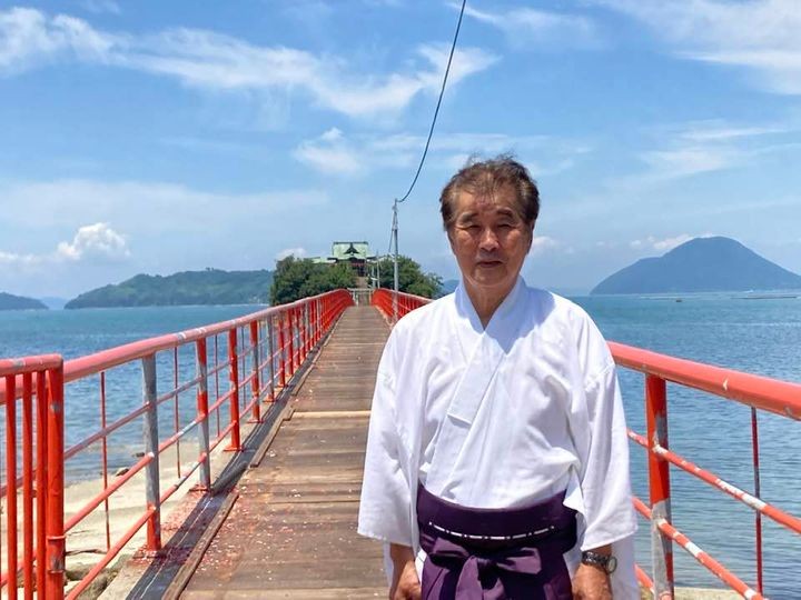 コロナ禍で2年中止3年ぶりに「神の島」へ 海上の橋を渡り子どもの成長を祈る