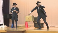 小学校で大道芸披露 パフォーマンスに大歓声 週末のイベントを盛り上げ 高松市