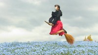 “魔女の宅急便”みたいに ほうきを使って楽しく撮影♪ 香川・国営讃岐まんのう公園