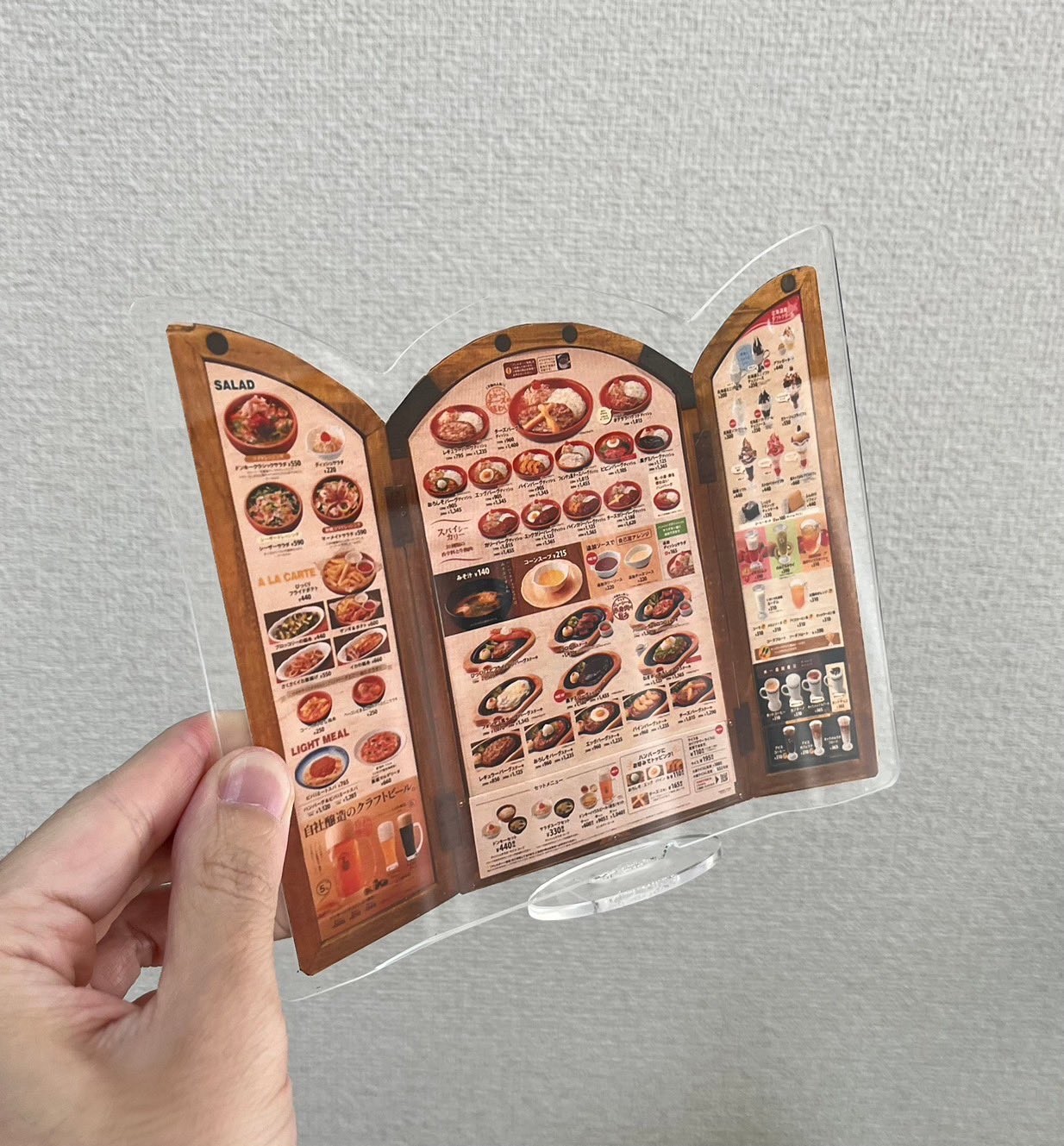 びっくりドンキーのメニュー表が好きすぎて…アクリルスタンドに!「このガチャ欲しい」