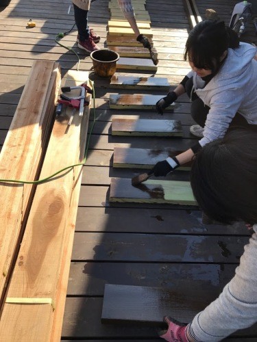 シェルター施設の修繕作業も通所する若者たちの仕事。共同作業に取り組む