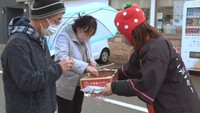 小豆島のイチゴ「女峰」400個を無料配布 台湾などからの観光客らが味楽しむ 香川
