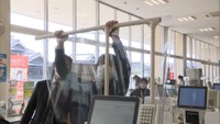 〈新型コロナ〉スーパーも感染予防対策 レジカウンターにカーテン設置 岡山市