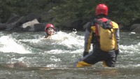 川で溺れたら「浮く」ことが大事 梅雨を前に高梁川で救助隊員らが水難救助訓練 岡山