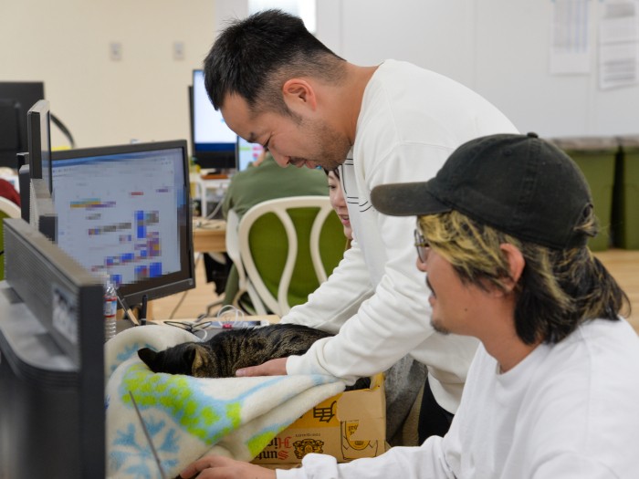 「調子はどう?」シーちゃんに声をかける浜野さん(小林郁人撮影)