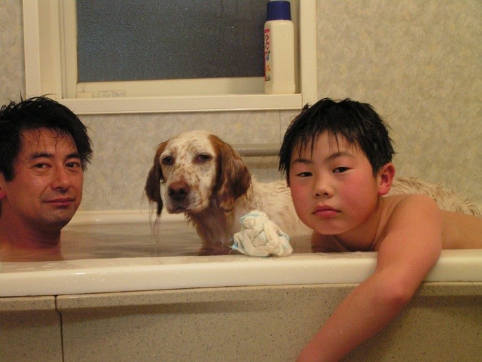 4歳0カ月。パパとお兄ちゃんと入浴中(長谷川さん提供)
