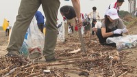 「素足で歩ける砂浜を次世代に」自動車販売会社の社員らが海水浴場で清掃活動 香川・観音寺市