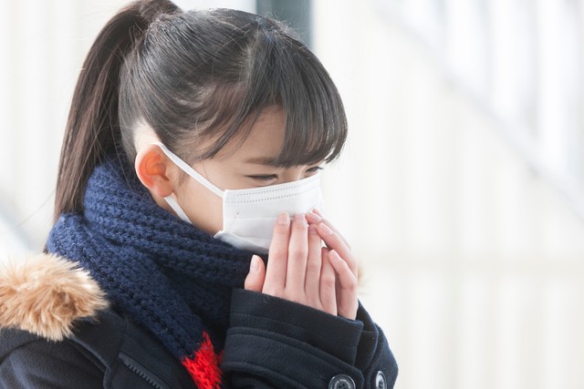 マスクをしている女子校生
