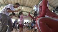 豪雨被災地の子どもに元気を!やってきたウルトラマン 倉敷市真備町
