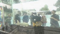 目が不自由な人たちにも現代アートの祭典を楽しんでもらおうというイベントが開かれる   岡山市