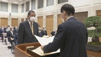 香川県庁で春の叙勲と褒章の伝達式 地方自治や防災での功績たたえる