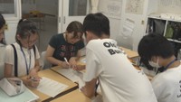 岡山市の中学生がブルガリアからの留学生と交流 協力してパズルの問題を解くなど
