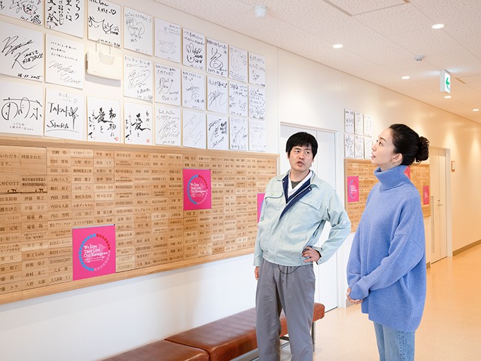 神奈川県動物愛護センターの上條光喜さん(左)の説明を聞く松島花さん