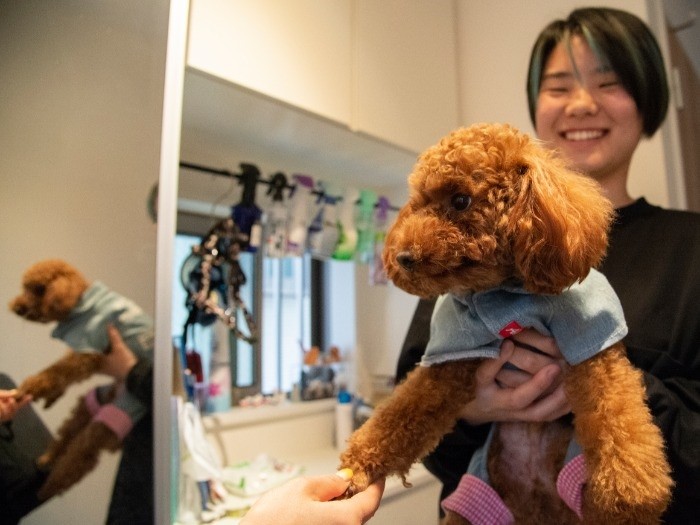 「そろそろカットしないとね」モップを抱く葉月さん