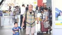 お盆休み、早くもUターン始まる 「巨大地震注意」発表で備えを気にする声も JR高松駅